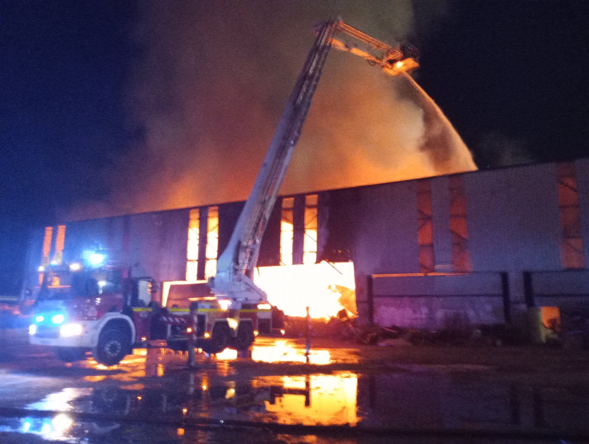 Desactivada la recomendación de cerrar ventanas en Vitoria por el incendio en una planta de reciclaje Desactivada la recomendación de cerrar ventanas en Vitoria por el incendio en una planta de reciclaje