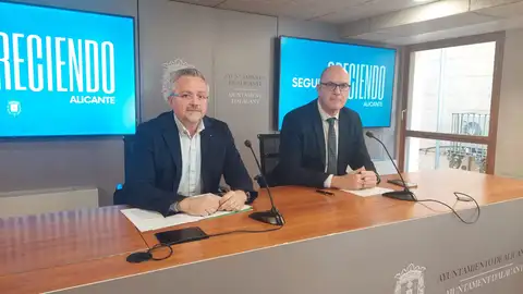 Roberto Fuentes, de Ecovidrio, y el edil de Medio Ambiente, Manuel Villar Roberto Fuentes, de Ecovidrio, y el edil de Medio Ambiente, Manuel Villar