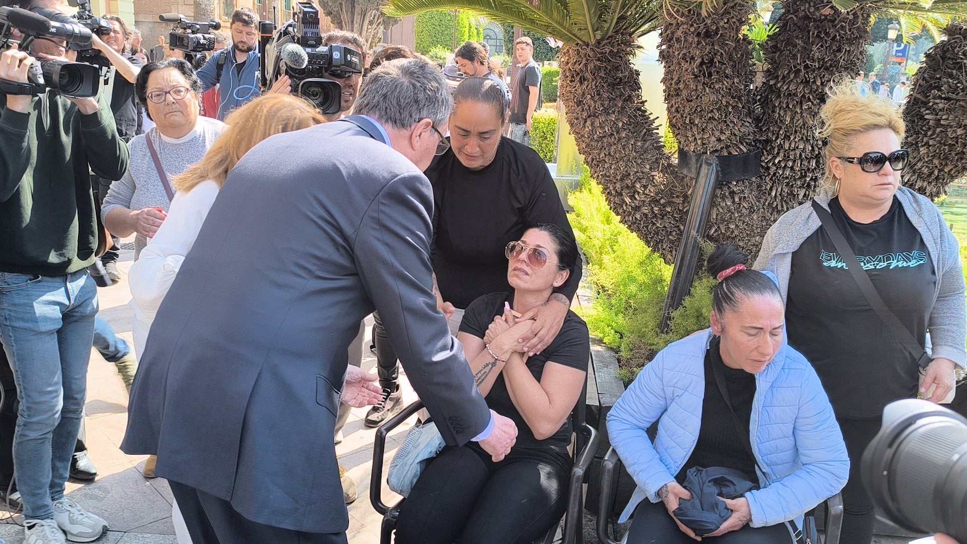 La madre adoptiva de la niña asesinada en Murcia: "Tu niña ya está en el cielo" La madre adoptiva de la niña asesinada en Murcia: "Tu niña ya está en el cielo"