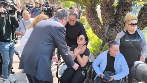 Madre adoptiva frente al alcalde de Murcia, José Ballesta Madre adoptiva frente al alcalde de Murcia, José Ballesta