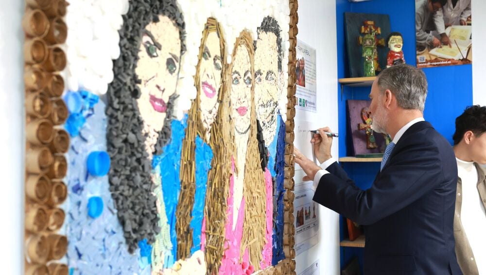 El Rey Felipe VI entrega el Premio Princesa de Girona Escuela 2023 en Granada