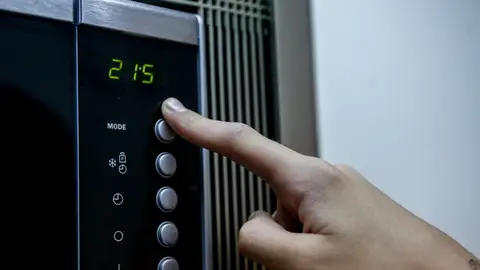 ¿Es malo calentar líquidos en el microondas?