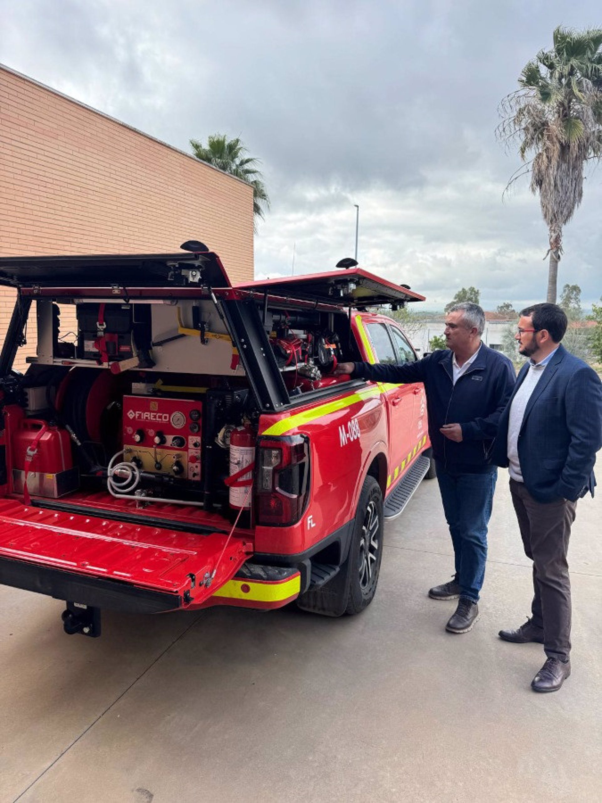 El Parque de Bomberos de Hornachos se moderniza gracias a una inversión de 266.906 euros que incluye obras en el hangar El Parque de Bomberos de Hornachos se moderniza gracias a una inversión de 266.906 euros que incluye obras en el hangar