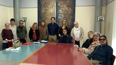 Algunos de los nuevos beneficiarios de las viviendas intergeneracionales Algunos de los nuevos beneficiarios de las viviendas intergeneracionales