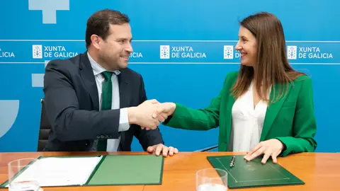 Jorge Cubela, alcalde de Cerdedo-Cotobade, y Paz Rodríguez, directora xeral Axencia Galega Desenvolvemento Rural Cerdedo-Cotobade y Xunta de Galicia alcanzan un acuerdo para actuar en el municipio
