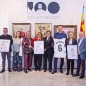 El presidente, Vicent Mompó (sujetando la camiseta), y la vicepresidenta Natàlia Enguix (a su lado) inauguran la exposición ‘Els nostres ídols. Puchades'