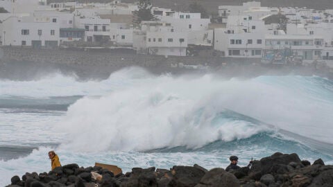 En la imagen de archivo, fuerte oleaje en el pueblo costero de La Santa, en la costa oeste de Lanzarote (Canarias). 