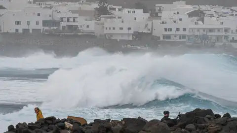 En la imagen de archivo, fuerte oleaje en el pueblo costero de La Santa, en la costa oeste de Lanzarote (Canarias). En la imagen de archivo, fuerte oleaje en el pueblo costero de La Santa, en la costa oeste de Lanzarote (Canarias).