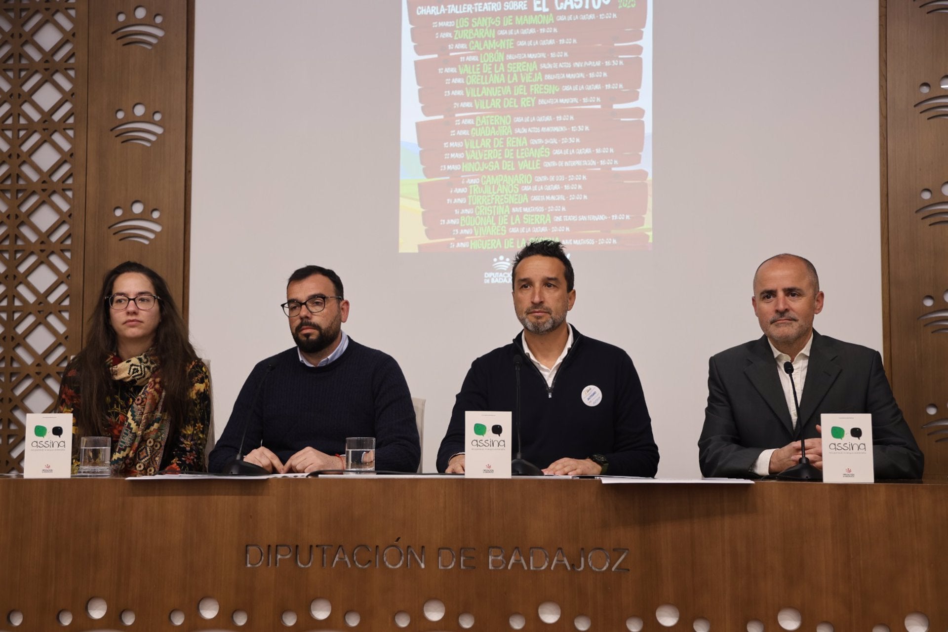 El programa 'Assina' lleva el extremeño a 20 poblaciones pacenses e incorpora en siete la obra teatral 'Castúa' El programa 'Assina' lleva el extremeño a 20 poblaciones pacenses e incorpora en siete la obra teatral 'Castúa'