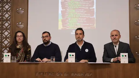 El programa 'Assina' lleva el extremeño a 20 poblaciones pacenses e incorpora en siete la obra teatral 'Castúa' El programa 'Assina' lleva el extremeño a 20 poblaciones pacenses e incorpora en siete la obra teatral 'Castúa'