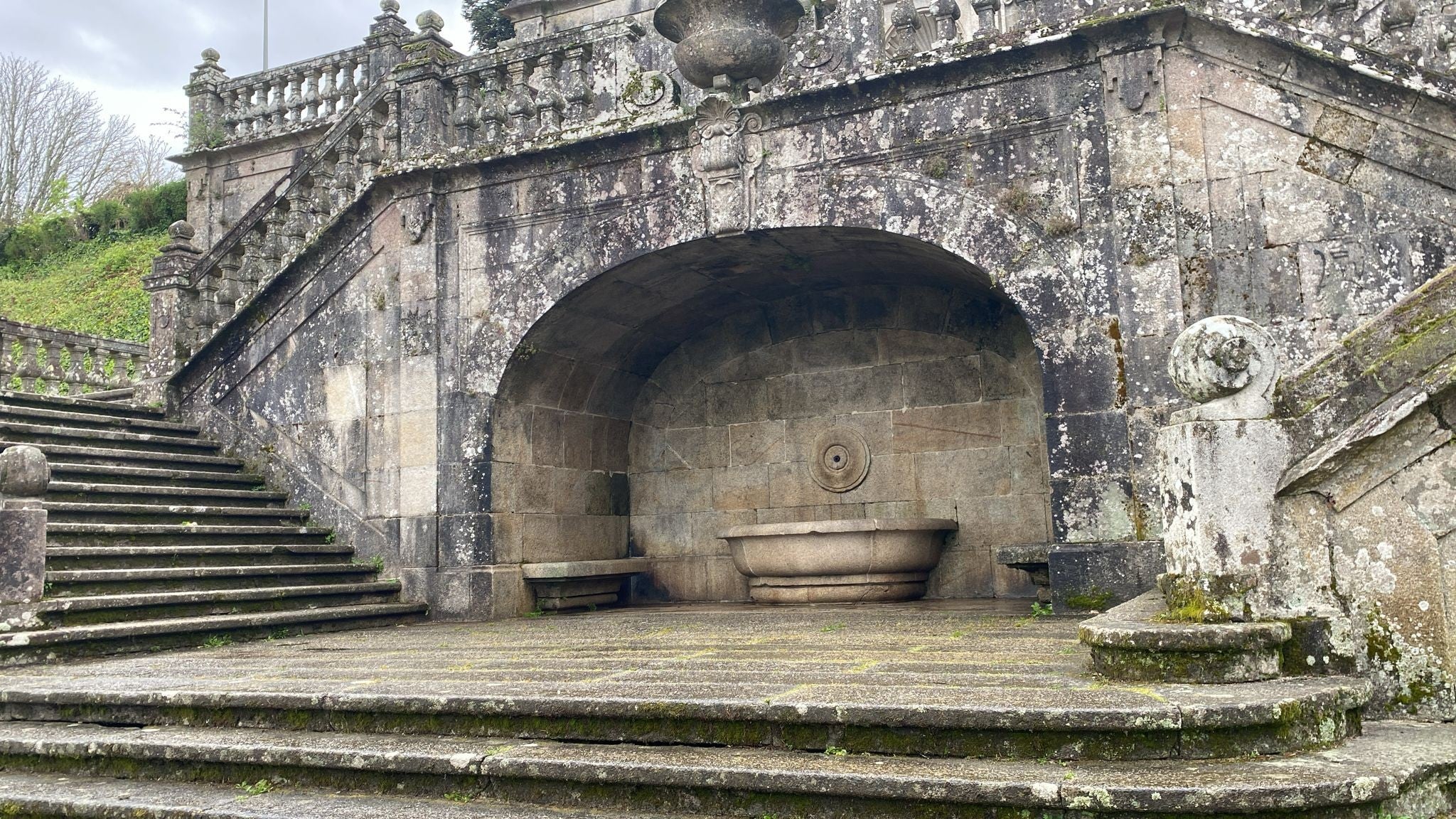 Limpian las pintadas de la escalinata histórica que conecta la Residencia con la Alameda de Santiago Limpian las pintadas de la escalinata histórica que conecta la Residencia con la Alameda de Santiago