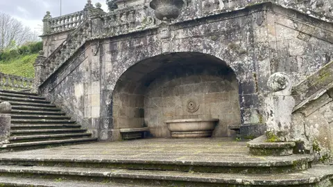 Limpian las pintadas de la escalinata histórica que conecta la Residencia con la Alameda de Santiago Limpian las pintadas de la escalinata histórica que conecta la Residencia con la Alameda de Santiago