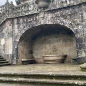 Limpian las pintadas de la escalinata histórica que conecta la Residencia con la Alameda de Santiago 