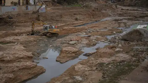 Una máquina trabaja en las labores de limpieza y desescombro en un barranco afectado por la dana. Una máquina trabaja en las labores de limpieza y desescombro en un barranco afectado por la dana.