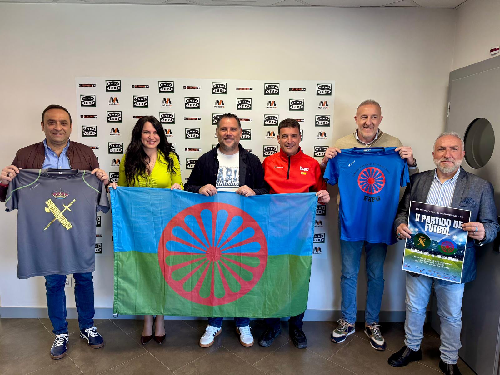 Pueblo Gitano y Guardia Civil de Alicante se enfrentan por segundo año en un partido de futbol amistoso Pueblo Gitano y Guardia Civil de Alicante se enfrentan por segundo año en un partido de futbol amistoso