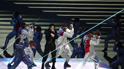 La estrella de K-Pop surcoreana Jung Kook, de BTS, durante su actuaci&oacute;n en la ceremonia inaugural del Mundial de Qatar 2022. 