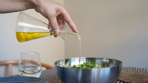 Imagen de archivo de una persona con aceite de oliva. Imagen de archivo de una persona con aceite de oliva.