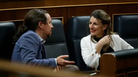 Foto de archivo. Yolanda Díaz, habla con Pablo Iglesias en el Congreso. Foto de archivo. Yolanda Díaz, habla con Pablo Iglesias en el Congreso.