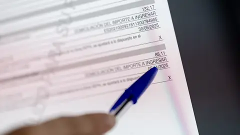 Imagen de archivo de una persona que cumplimenta la declaración de la Renta. Imagen de archivo de una persona que cumplimenta la declaración de la Renta.