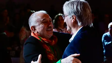 Pepe Álvarez felicita a Tino Calero tras conocerse el resultado de la votación. Pepe Álvarez felicita a Tino Calero tras conocerse el resultado de la votación.