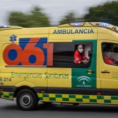 Imagen de archivo de una ambulancia en Andalucía.