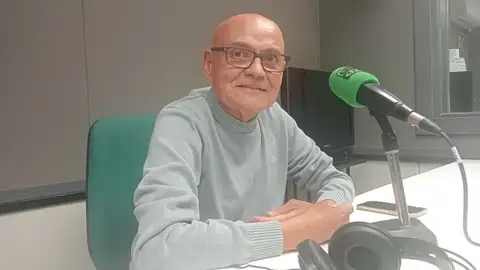 Raúl Segura en los estudios de Onda Cero Vila-real. Raúl Segura en los estudios de Onda Cero Vila-real.