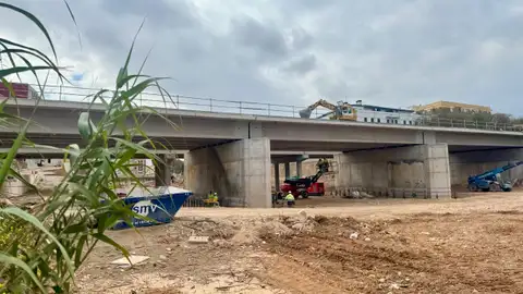 Puente de Metrovalència sobre el Barranco del Poyo a su paso por Paiporta Puente de Metrovalència sobre el Barranco del Poyo a su paso por Paiporta
