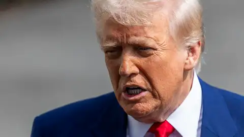 El presidente de EE. UU. Donald Trump habla con los medios en el jardín sur de la Casa Blanca, en Washington, DC, EE. UU., 03 de abril de 2025.
