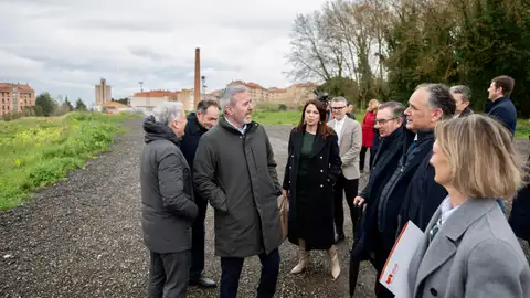 Representantes del Gobierno de Aragón y el Ayuntamiento de Tarazona se han reunido en los terrenos de la antigua Téxtil Tarazona, donde se edificarán 260 viviendas Representantes del Gobierno de Aragón y el Ayuntamiento de Tarazona se han reunido en los terrenos de la antigua Téxtil Tarazona, donde se edificarán 260 viviendas