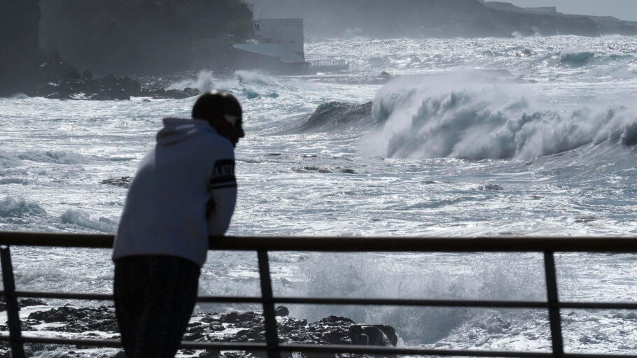 Imagen de la costa de Bajamar, en Tenerife bajo fuerte oleaje | Imagen de Archivo