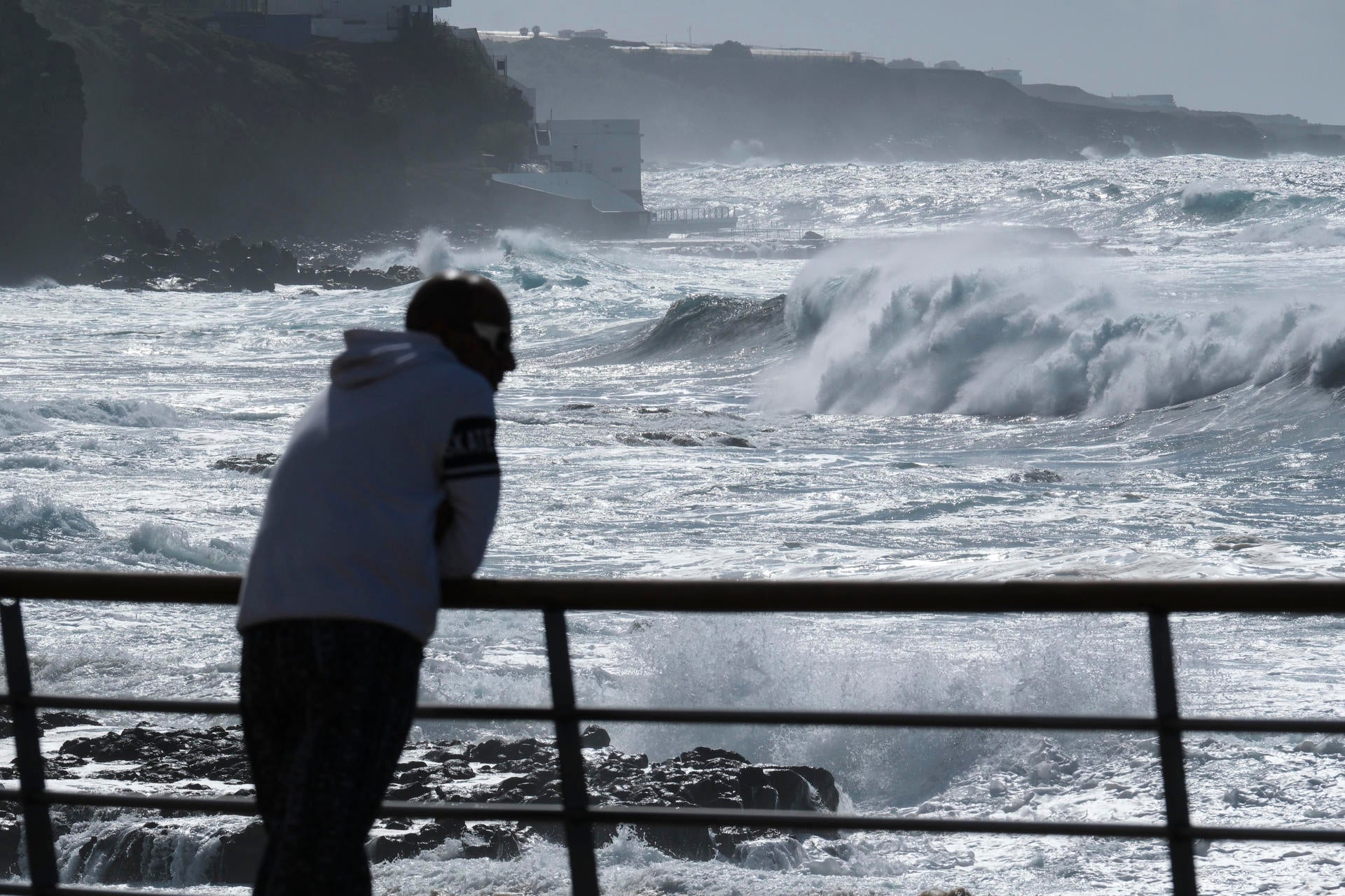 Imagen de la costa de Bajamar, en Tenerife bajo fuerte oleaje | Imagen de Archivo Imagen de la costa de Bajamar, en Tenerife bajo fuerte oleaje | Imagen de Archivo