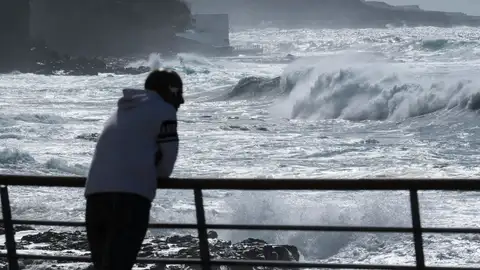 Imagen de la costa de Bajamar, en Tenerife bajo fuerte oleaje | Imagen de Archivo Imagen de la costa de Bajamar, en Tenerife bajo fuerte oleaje | Imagen de Archivo