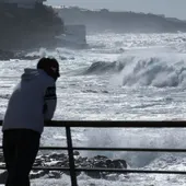 Imagen de la costa de Bajamar, en Tenerife bajo fuerte oleaje | Imagen de Archivo Imagen de la costa de Bajamar, en Tenerife bajo fuerte oleaje | Imagen de Archivo