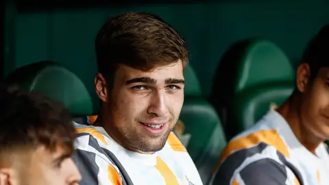 Fran González en el banquillo durante el Real Betis - Real Madrid.