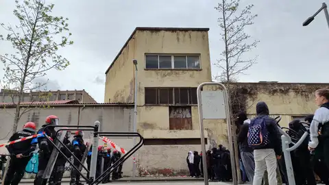 Salen por su propio pie los cuatro okupas que permanecían en el gaztetxe de Bilbao Salen por su propio pie los cuatro okupas que permanecían en el gaztetxe de Bilbao
