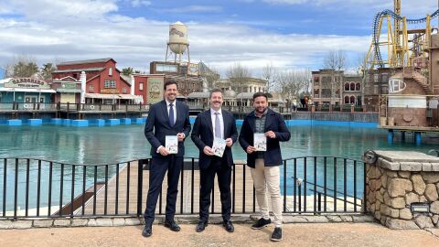 El consejero de Cultura, Turismo y Deporte Mariano de Paco posa con la guía Turismo Familiar