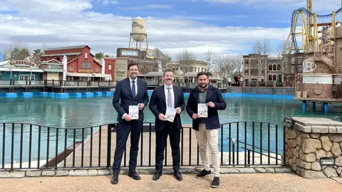 El consejero de Cultura, Turismo y Deporte Mariano de Paco posa con la guía Turismo Familiar El consejero de Cultura, Turismo y Deporte Mariano de Paco posa con la guía Turismo Familiar