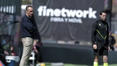 José Luis Oltra, en el duelo ante el Burgos en el Nuevo Pepico Amat. José Luis Oltra, en el duelo ante el Burgos en el Nuevo Pepico Amat.