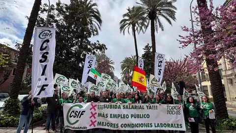 CSIF se concentra ante la Delegación del Gobierno en Badajoz para reclamar un nuevo acuerdo salarial para los empleados públicos CSIF se concentra ante la Delegación del Gobierno en Badajoz para reclamar un nuevo acuerdo salarial para los empleados públicos