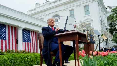 Donald Trump signant decrets davant la Casa Blanca