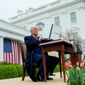 Donald Trump signant decrets davant la Casa Blanca Donald Trump signant decrets davant la Casa Blanca