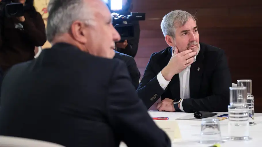 l presidente de Canarias, Fernando Clavijo, (d) y el ministro de Política Territorial, Ángel Víctor Torres (i), en la reunión en la que se analiza cómo aplicar el auto del Tribunal Supremo que encomienda al Estado la acogida de los menores migrantes solicitantes de asilo. l presidente de Canarias, Fernando Clavijo, (d) y el ministro de Política Territorial, Ángel Víctor Torres (i), en la reunión en la que se analiza cómo aplicar el auto del Tribunal Supremo que encomienda al Estado la acogida de los menores migrantes solicitantes de asilo.