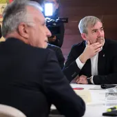 l presidente de Canarias, Fernando Clavijo, (d) y el ministro de Política Territorial, Ángel Víctor Torres (i), en la reunión en la que se analiza cómo aplicar el auto del Tribunal Supremo que encomienda al Estado la acogida de los menores migrantes solicitantes de asilo. l presidente de Canarias, Fernando Clavijo, (d) y el ministro de Política Territorial, Ángel Víctor Torres (i), en la reunión en la que se analiza cómo aplicar el auto del Tribunal Supremo que encomienda al Estado la acogida de los menores migrantes solicitantes de asilo.