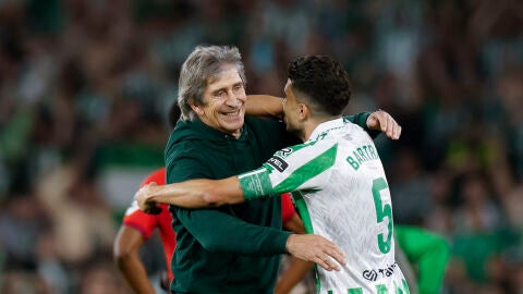 Manuel Pellegrini abraza a Marc Bartra.