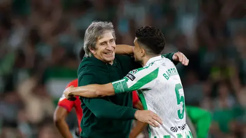 Manuel Pellegrini abraza a Marc Bartra. Manuel Pellegrini abraza a Marc Bartra.