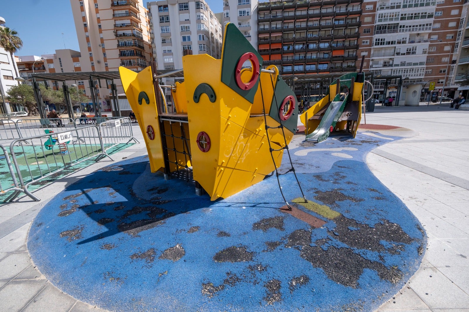 La sustitución de los suelos de caucho de los parques infantiles de Cádiz comienza la próxima semana La sustitución de los suelos de caucho de los parques infantiles de Cádiz comienza la próxima semana