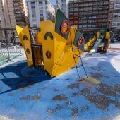 Uno de los parques infantiles en situación de abandono