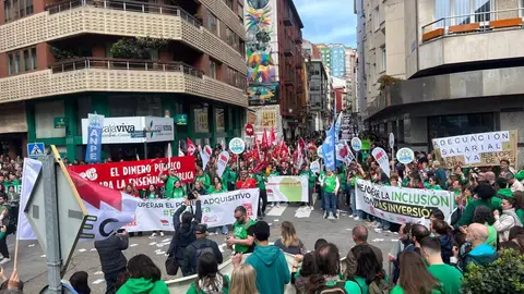 Manifestación de los maestros y profesores de Cantabria por la adecuación salarial Manifestación de los maestros y profesores de Cantabria por la adecuación salarial