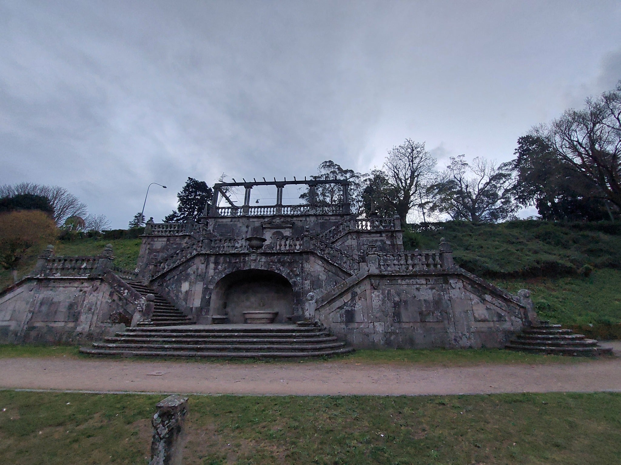 Milena Cortés, profesora de Historia del Arte de la USC: "la escalera de la Residencia es una pieza arquitectónica relevante y es una lástima de no se restaure y luzca más bonita" Milena Cortés, profesora de Historia del Arte de la USC: "la escalera de la Residencia es una pieza arquitectónica relevante y es una lástima de no se restaure y luzca más bonita"