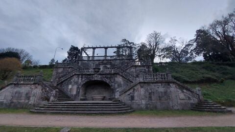 Milena Cort&eacute;s, profesora de Historia del Arte de la USC: "la escalera de la Residencia es una pieza arquitect&oacute;nica relevante y es una l&aacute;stima de no se restaure y luzca m&aacute;s bonita"